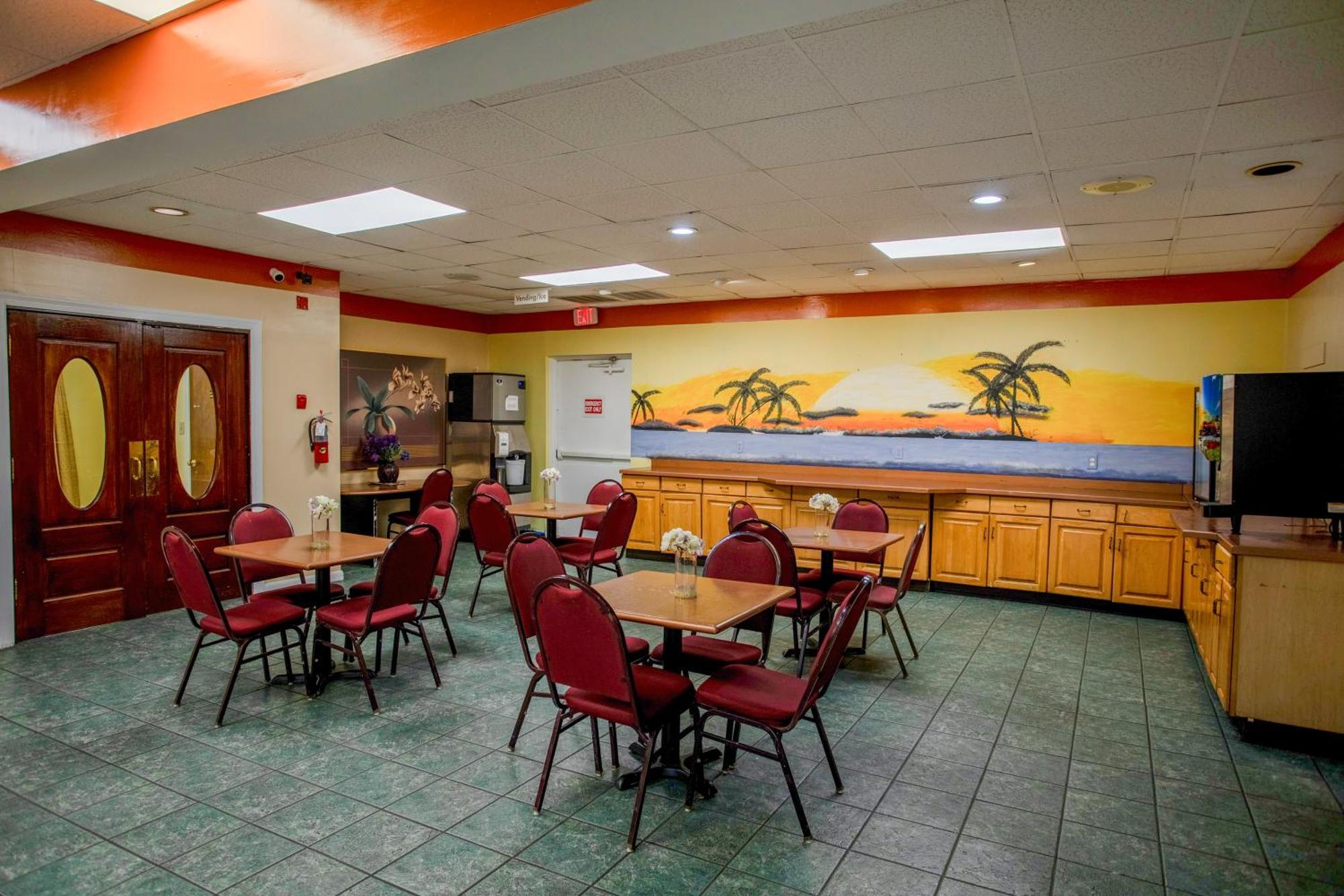 格林斯伯勒东南罗德威套房酒店 外观 照片